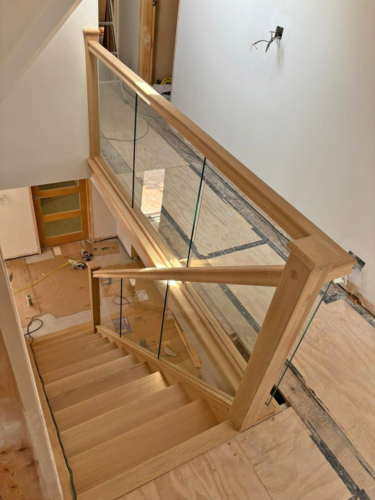 hOUSTON sTAIRCASE OAK AND GLASS LANDING HANDRAIL